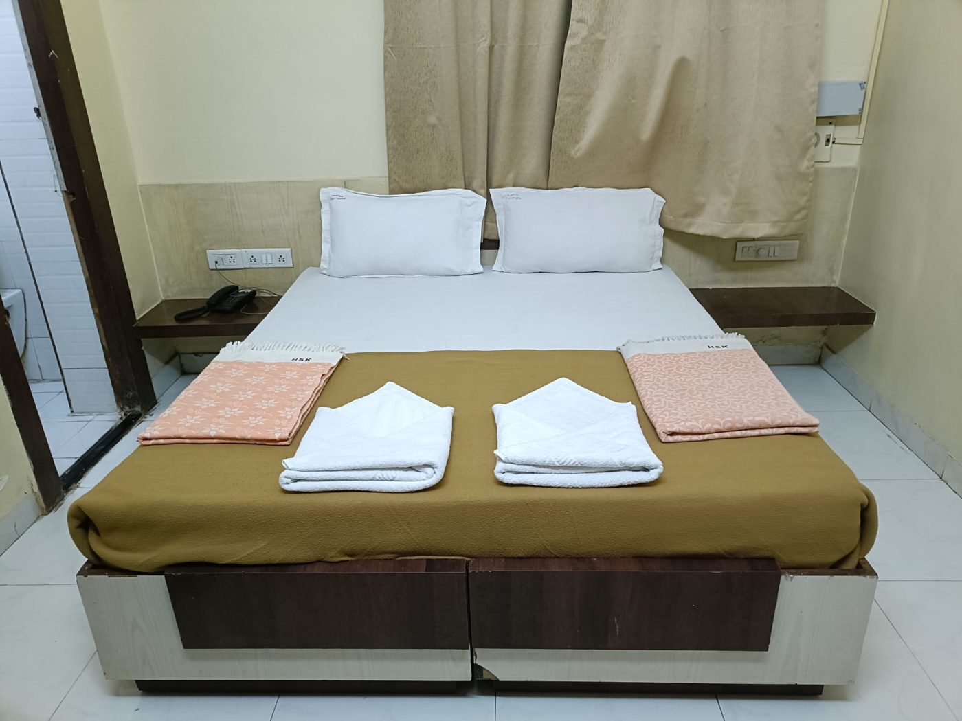 Double room, fresh towels and blankets