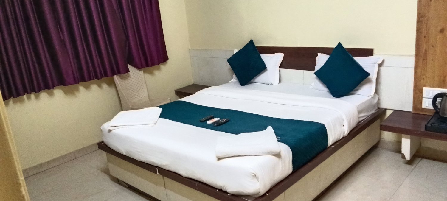 Non-AC Family Suite: double-bed room