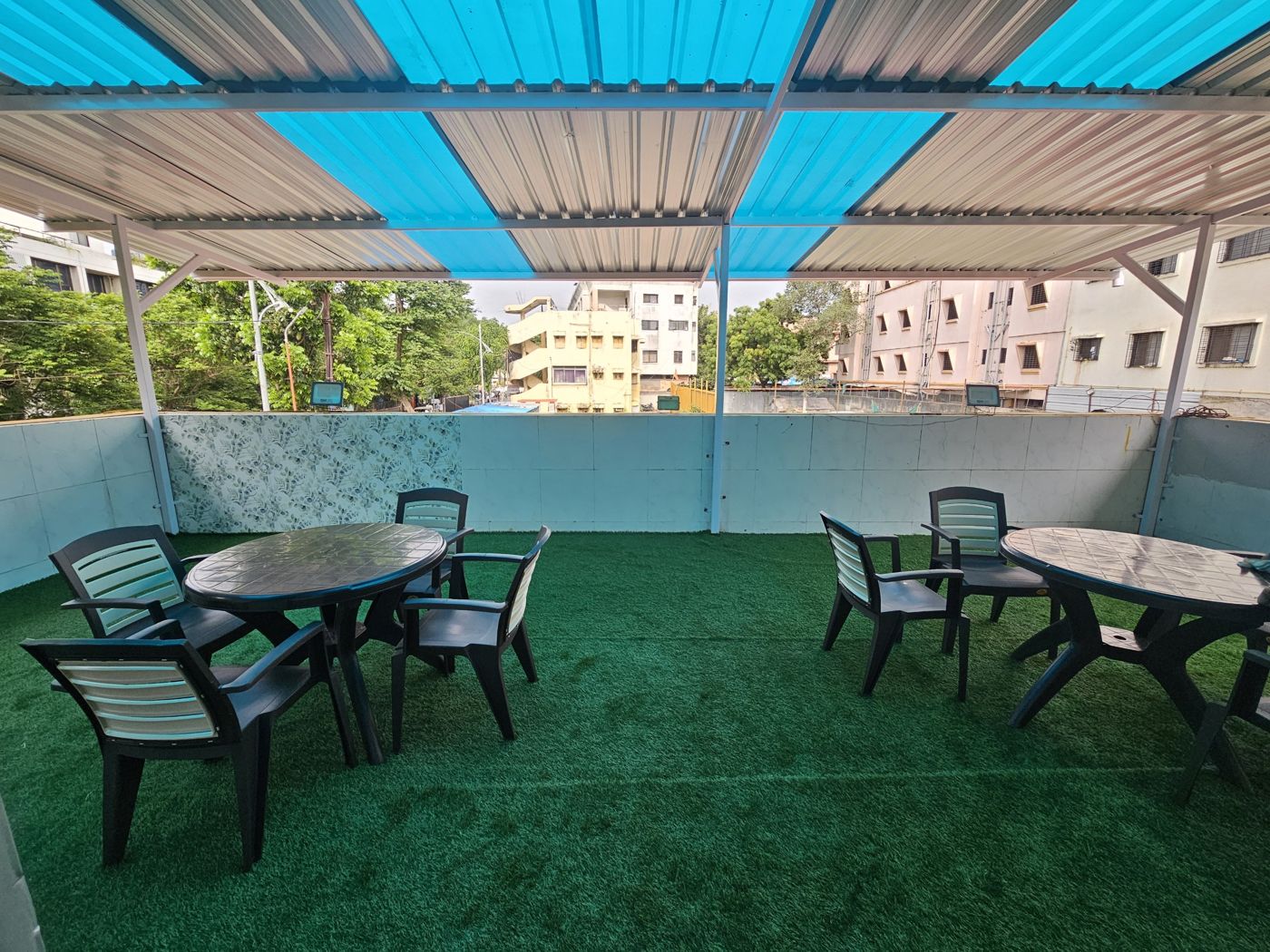 Covered terrace garden on the first floor